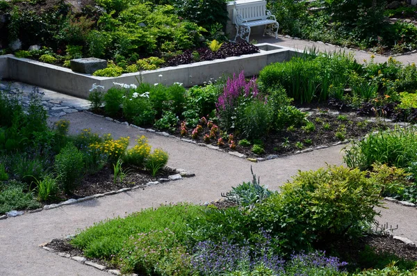 Rough Hewn Limestone Stones Paving Path Park Regularly Shaped Pond — Foto de Stock