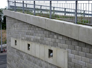 Yamaçların, kaya duvarlarının, çentiklerin, demirleme yapılarının, su kaldırma kuvvetine, yer altındaki kayaların yamacın dengelenmesine karşı istikrarlı olmasını sağlamak için, 