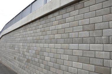 Köprü önü tünelinde bir çentik tutuyordu. Beton kaplı istinat duvarı sahte, optik güzellikte duvarlarla kaplı. Kablolar, korkuluklar, çelikle dolu içi boş tuğlalarla çit.