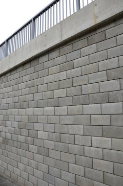 Köprü önü tünelinde bir çentik tutuyordu. Beton kaplı istinat duvarı sahte, optik güzellikte duvarlarla kaplı. Kablolar, korkuluklar, çelikle dolu içi boş tuğlalarla çit.