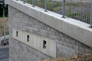 Yamaçların, kaya duvarlarının, çentiklerin, demirleme yapılarının, su kaldırma kuvvetine, yer altındaki kayaların yamacın dengelenmesine karşı istikrarlı olmasını sağlamak için, 