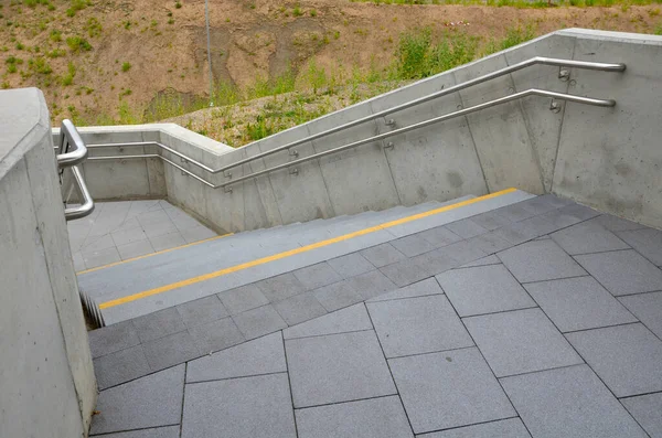Staircase Concrete Sides Public Building Safe Staircase Has Two Handrails — Stockfoto