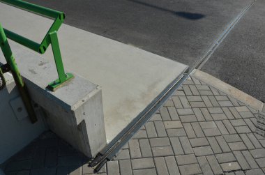 roof structure or bridge expansion for safe connection of two expandable concrete bodies. rubber joint in a metal bar, rubber, bridge, railing green, metal