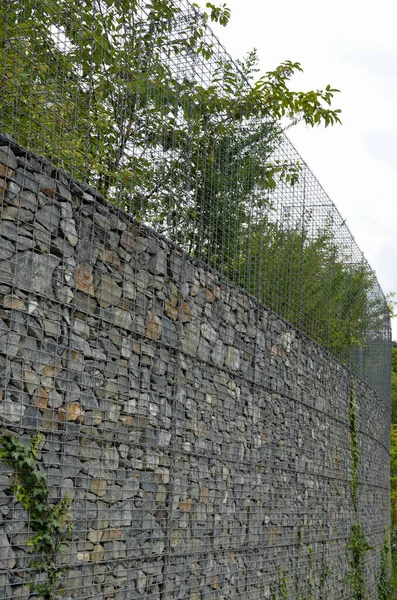 Gabion Teli Sepeti Kafesler Doğal Endüstriyel Görünümüyle Bahçede Çit Var — Stok fotoğraf