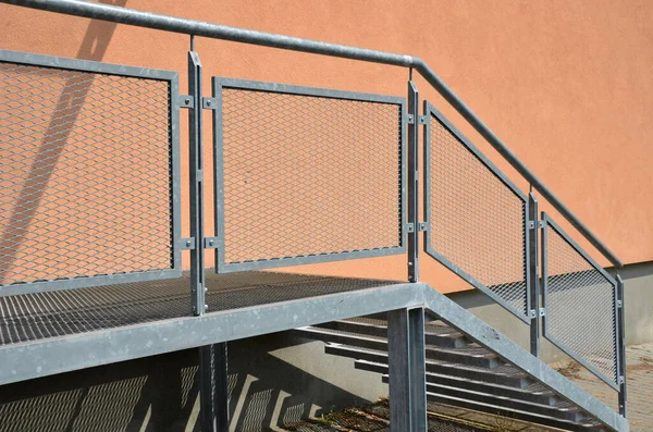 Industriehalle Lager Verfügt Über Eine Seitentür Einer Steilen Treppe Mit — Stockfoto