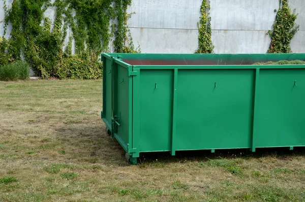 Lawn Green Tin Container Grass Clippings Gardens Parks Man Checks — Zdjęcie stockowe