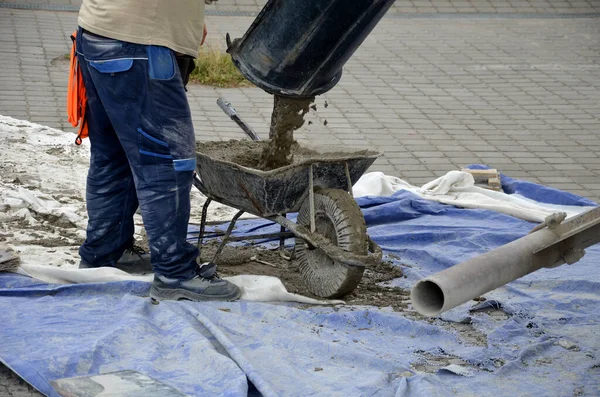 Men Work Clothes Midre Colors Concrete Mixer Truck Chute Trough — Stok Foto