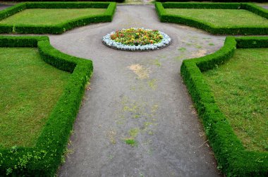 cut hedges into various geometric shapes. Strictly cut evergreen parterres and bosquettes are part of every historic Baroque French garden. some large formations resemble smooth granite boulders