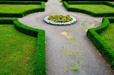 cut hedges into various geometric shapes. Strictly cut evergreen parterres and bosquettes are part of every historic Baroque French garden. some large formations resemble smooth granite boulders