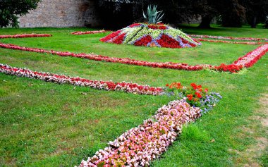 Zemin kattaki kalenin önündeki süslü çiçek tarhında. Yıllık ekimin çember şeklinde ya da güzel bir çimenlikle çevrili şeritleri vardır. Barok kaynaklı gerçek dışı desenler