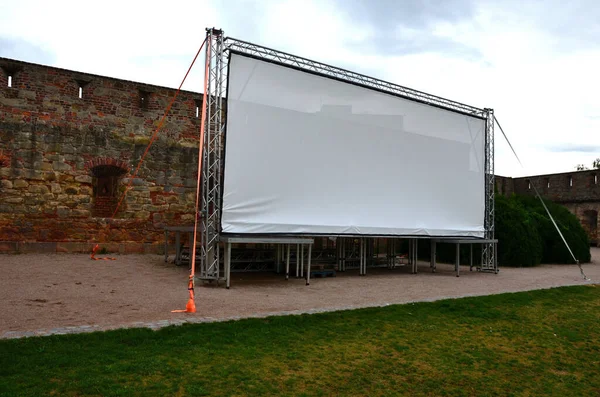 Aluminum Stage Construction Large Format White Screen Tarpaulin Outdoor Cinema — Zdjęcie stockowe