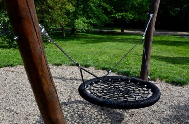 Salıncak, çocukların halat merkezinde dengeyi sağlar. Okul çocukları için oyun alanı. Çok yırtık bir ağ onarılmalı ya da değiştirilmeli. İp yapımı, parkta kullanım için, tehlike, dublör, düşüş, 