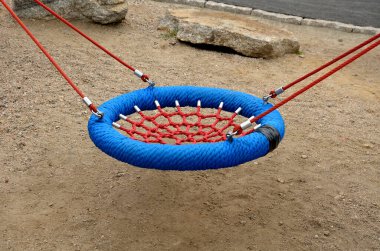 Salıncak, çocukların halat merkezinde dengeyi sağlar. Okul çocukları için oyun alanı. Çok yırtık bir ağ onarılmalı ya da değiştirilmeli. İp yapımı, parkta kullanım için, tehlike, dublör, düşüş, 