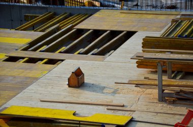 Beton tavanın önünde iş yapıyorlar. Kablolar, sütunların yapısında kalan bir ağ gibidir. Deprem olsa bile binayı güçlendiren takviye kuvvettir..