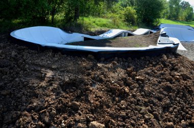 Otoparktaki bisiklet yolu Pompalama pedal çevirmek ve zıplamak yerine modüler pompa pisti boyunca bisiklet, scooter, kaykay ve dahili patenleri hareket ettirmek için kullanılır.
