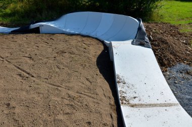 Otoparktaki bisiklet yolu Pompalama pedal çevirmek ve zıplamak yerine modüler pompa pisti boyunca bisiklet, scooter, kaykay ve dahili patenleri hareket ettirmek için kullanılır.