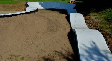 Otoparktaki bisiklet yolu Pompalama pedal çevirmek ve zıplamak yerine modüler pompa pisti boyunca bisiklet, scooter, kaykay ve dahili patenleri hareket ettirmek için kullanılır.