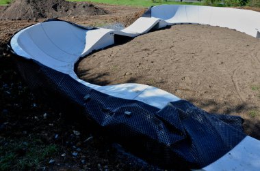 Otoparktaki bisiklet yolu Pompalama pedal çevirmek ve zıplamak yerine modüler pompa pisti boyunca bisiklet, scooter, kaykay ve dahili patenleri hareket ettirmek için kullanılır.