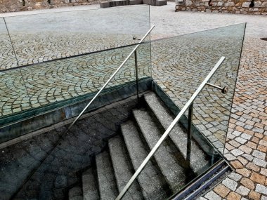 Sarmaşık evin yakınında bir cam korkuluk sarar. Kesikle bastırılmalı, yoksa yükseğe tırmanıp sürünür. Cam camlar paslanmaz çelik saplı parmaklıklar gibidir.