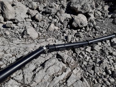 Yüksek voltaj kablosu kireç taşına bağlı, sivri uçlu kıskaçlarla. Plastik kaplama kar ve buzdan hasara karşı korur. Şimşek sembollü sarı uyarı işareti