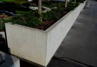 Beton saksı, konteynırın şekli büyük oranlarda bir dikdörtgen ya da bir sokak kavşağında bir kemere atılmış. Her zaman yeşil çalılar toprağın üstünde, yatağın içinde büyür..