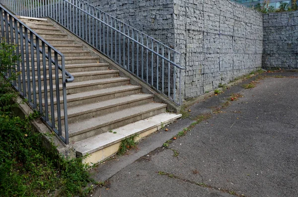 Construcción Una Escalera Empinada Por Aparcamiento Pared Piedra Con Alta — Foto de Stock
