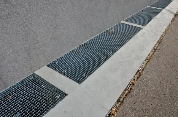 Ventilation Grille House Basement Windows Ground Level Metal Walking Grid — Stock Photo, Image