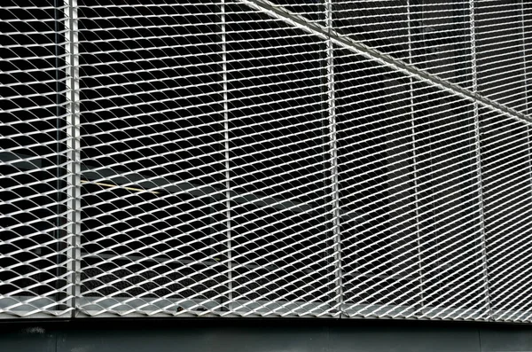 Stahlverkleidung Eines Gebäudes Mit Einer Streckmetallgitterstruktur Verzinkte Graue Netze Schützen — Stockfoto