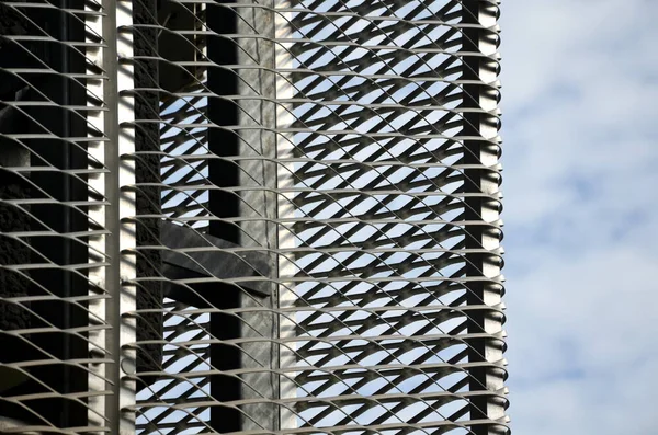 Сталеве Облицювання Будівлі Розширеною Металевою Решіткою Оцинковані Сіті Сітки Захищають — стокове фото
