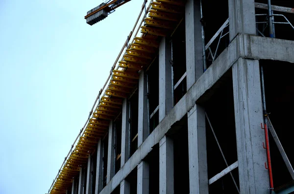 Construção Concreto Novo Prédio Apartamentos Com Janelas Para Rua Construção — Fotografia de Stock