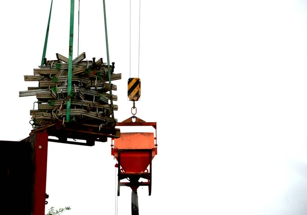 Material Movimento Para Canteiro Obras Guindaste Carrega Elementos Desmontados Andaime — Fotografia de Stock