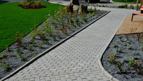 набережная для пешеходов и велосипедистов с разделяющим островом между полосами и дорогой, дорожные разметки, распыляемые краской на асфальт. колесо, стрелка и треугольник. роскошный спа, молотилка, деревянная скамейка