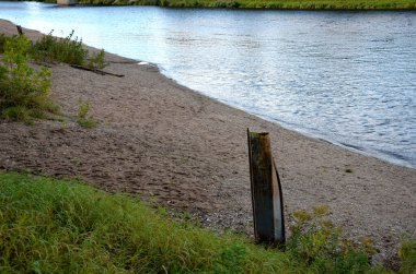 Nehrin kıyısındaki kum tepesi, dalgaların savurduğu çökeltiler. Uzakta bir çam ormanı, buzul döneminde bir buzul manzarası bulunur. Yüzücüler arasında popüler