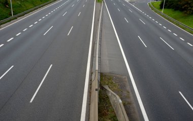 Taşınabilir bariyerler kullanarak otoyoldaki trafik şeritlerinin ayrılması. Bunlar sürüş yönlerinin çok yakın olduğu yerlerde kullanılır. Onarımlar sırasında trafik ters yönde yeniden ölçülür.