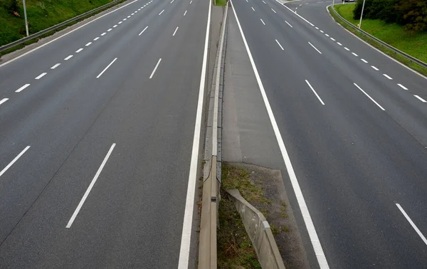 障害物を利用して高速道路の車線を分離しています 運転方向が近すぎる場所で使われています 修理中は逆方向にトラフィックが再測定され — ストック写真