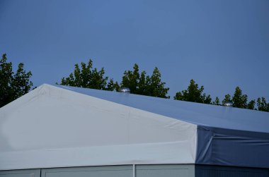 Konteynır konut binası kalıcı olarak ofisleri olan bir depo oluşturuyor. Çadır yapının üzerinde lastik bir çarşaf vardı. Paslanmaz çelik pervane bacasının yardımıyla havalandırma..