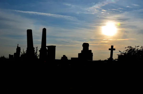 Angelo Seduto Nel Cimitero Vicino Alla Chiesa Sole Splende Sullo — Foto Stock