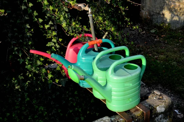 Taş granit merdiven, mezarlığın yanındaki su deposu. Plastik bir hortumla pınardan akan su, mezarlığı sulamak için eski taş çeşmeyi besliyor.