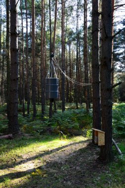 Dijital kontrolör sayesinde Besleyici, beslenme saatlerini dozlama olasılığıyla birlikte ayarlayabiliyor. Fıçıya ya da ormandaki tahıl ambalajına yem kiti takmak için. Eksik mineralleri yalamak için mineral tuzu