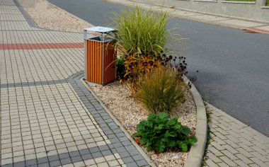 Park yerinin yanındaki çiçek tarhında çakıl taşları var. Bu ışık yanıcı değildir ve rüzgar tarafından ağaç kabuğu gibi taşınmaz. Kaya ve otlarla dolu bir çiçek tarhında nehir çakıl taşları şeridi.