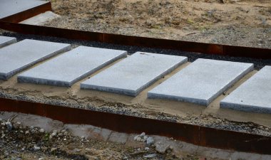 Beton yol çimenlik dikdörtgen şekilli düzenli şebeke doğrudan güzel çimenlik güneşler ve gölgeli taşlar, beton büyük levhalar, levhalar, dikdörtgen, demiryolu bağları