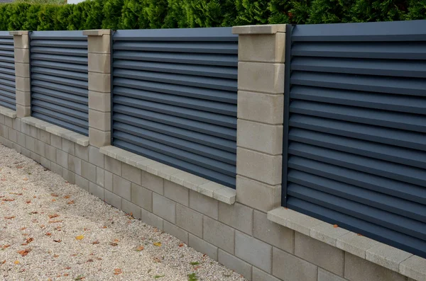 Garnitures Métalliques Clôture Avec Une Sous Couche Blocs Béton Une — Photo