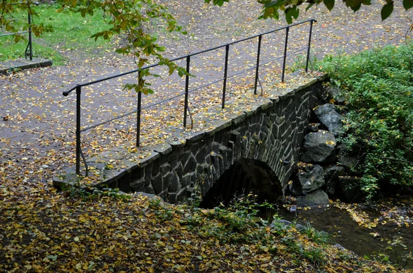댐이나 바닥에서 배수하는 물이다 진흙으로 밑으로 나오는 결정됩니다 아스팔트 — 스톡 사진