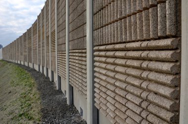 Su ekerek yamaçların dengelenmesi. Ahşap hamuru ve yeşil çim tohumu karışımı doğrudan çıplak topraktan püskürtülür. Bir kabuk tohumu, bariyer otoyolu, drenaj, erozyon kontrolü oluşturur