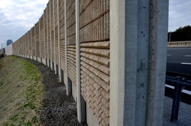 Su ekerek yamaçların dengelenmesi. Ahşap hamuru ve yeşil çim tohumu karışımı doğrudan çıplak topraktan püskürtülür. Bir kabuk tohumu, bariyer otoyolu, drenaj, erozyon kontrolü oluşturur