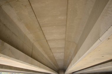 Beton köprü. Köprünün dibini incelemek çatlakları ve nemi kontrol etmek önemlidir. Trafik yoğunluğu nedeniyle hasar olasılığı