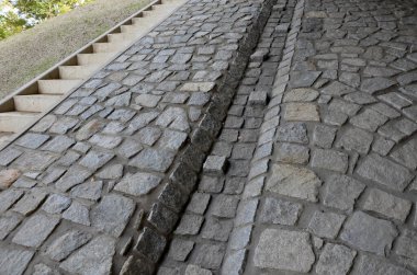 Otoyol köprüsü drenajı. Delikleri olan ses emici bir duvar suyu içeri alır. Oluklar su oluğundan su topluyor. Esnek kauçuk bağlantısı olan boru. Su akışını yavaşlatıyor.