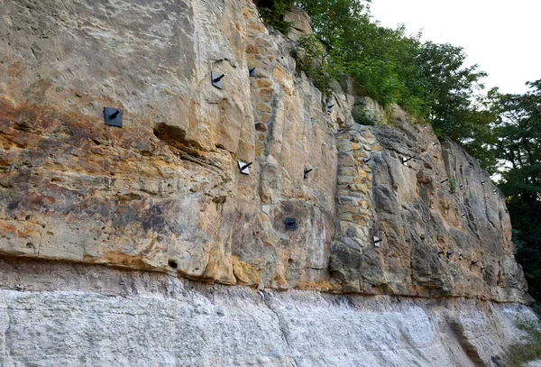 Wzmocnienie Zbocza Stalową Siatką Zakotwiczoną Głęboko Skale Spadające Luźne Kamienie — Zdjęcie stockowe