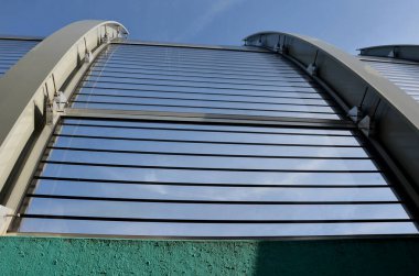 Caddedeki metal kirişlere gömülmüş köprüdeki çizgili camlardan oluşan ses geçirmez bir duvar. Pencereleri basınç vidalarıyla onarıyorum. Gözenekli bloklar yol üzerinde eğimli, çapraz, ayrıntı