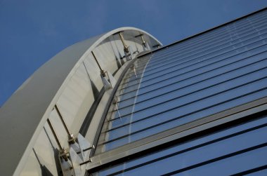 Caddedeki metal kirişlere gömülmüş köprüdeki çizgili camlardan oluşan ses geçirmez bir duvar. Pencereleri basınç vidalarıyla onarıyorum. Gözenekli bloklar yol üzerinde eğimli, çapraz, ayrıntı